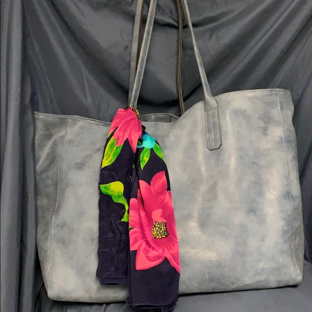 SFA tote in light blue faux leather w/scarf